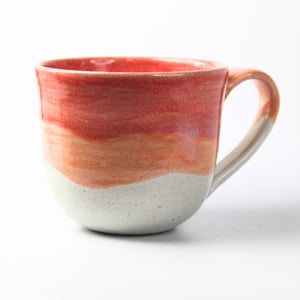 Kop med hank - hvid og koral – produktbillede