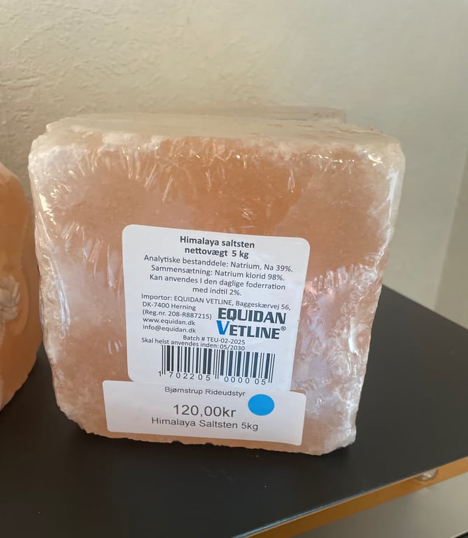 En pakke med 5 kg Himalaya saltsten til heste med prislabel på 120,00 kr og information om indhold og importør på etiketten.
