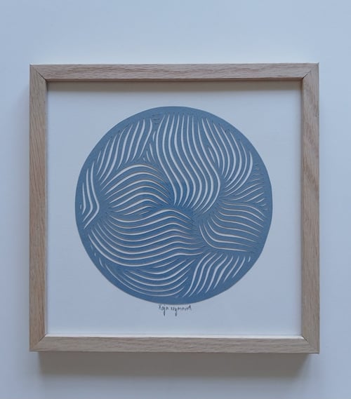 20x20cm papercut, dueblå, indrammet 