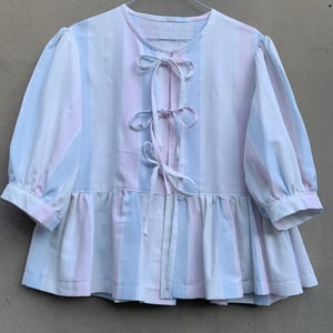 Pastel-sløjfebluse 3 – produktbillede