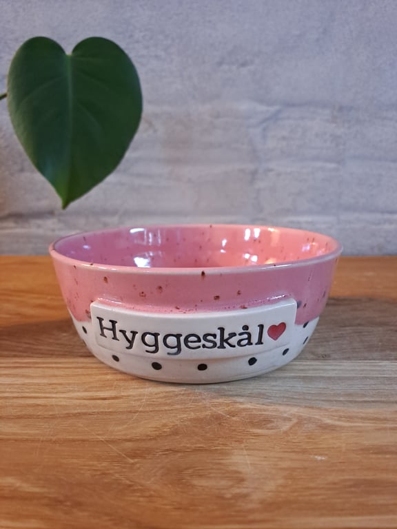 Hyggeskålen er 15 cm i diameter og 6 cm høj