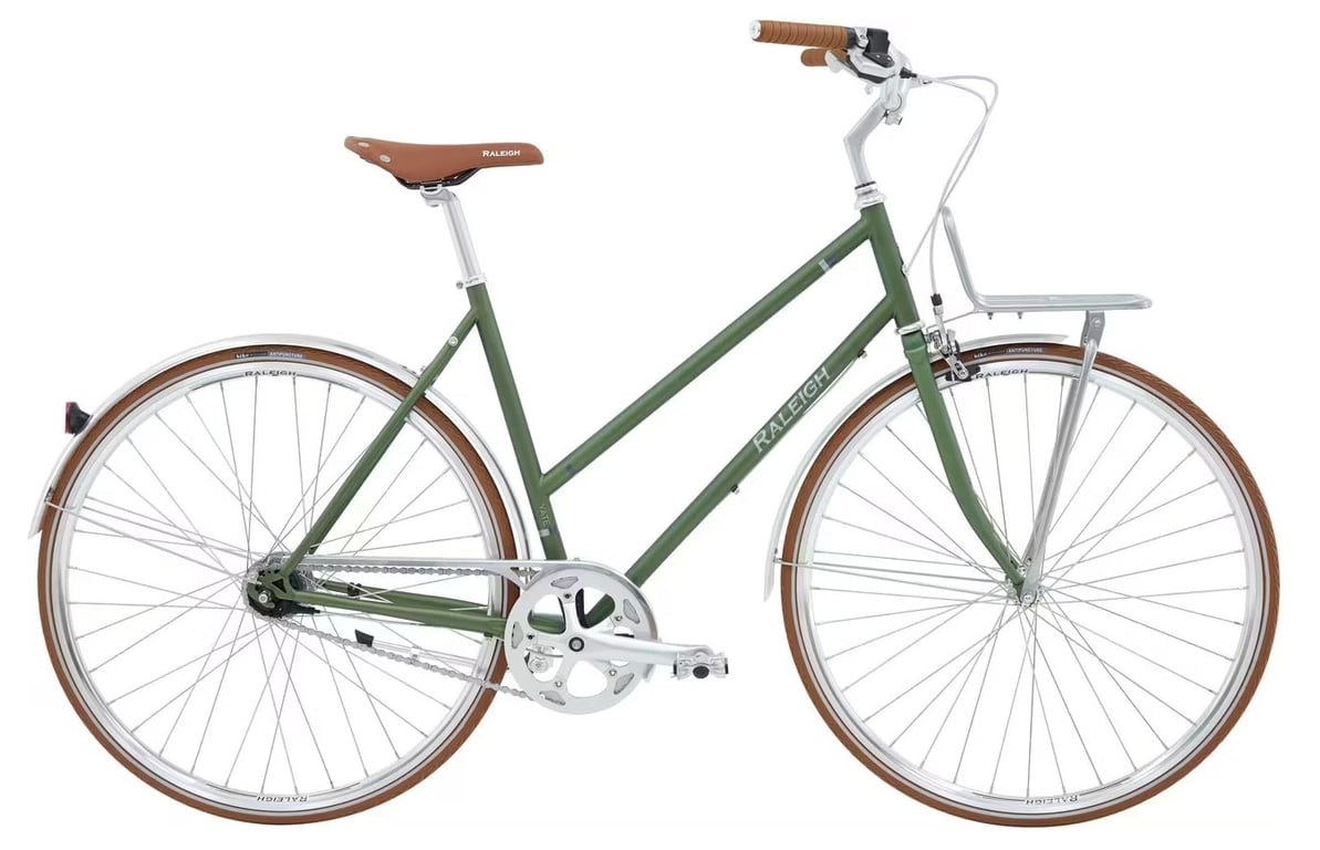 Grøn Raleigh bycykel med brun saddel og håndtag, sølvstel samt frontkurv og skærme.