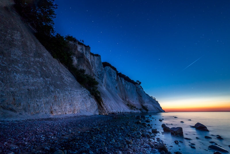 Stjerneskud en sommernat over Møns Klint med Karlsvognen i baggrunden