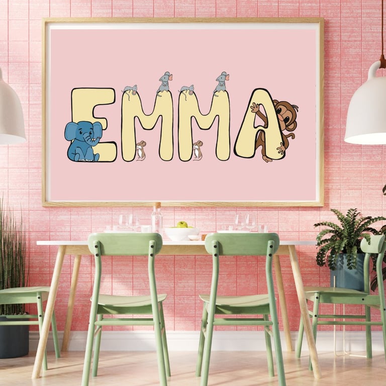 Børneværelsesplakat med navnet "EMMA" i store, gule bogstaver, omringet af tegninger af en elefant, mus, en abe og hamstere, hængende over et spisebord med grønne stole i et rum med lyserød væg. (2)
