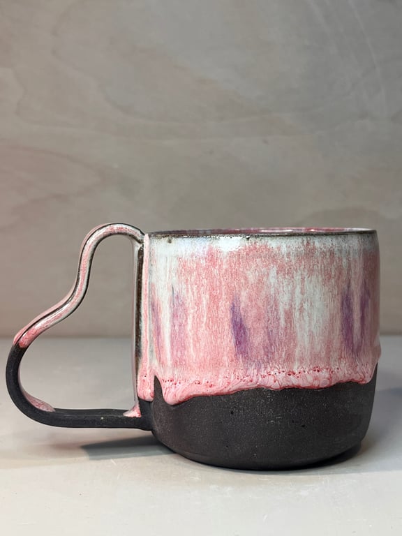 Kop med løbe hjerter og hjertehank. 350 ml. H: 8 cm billede 2