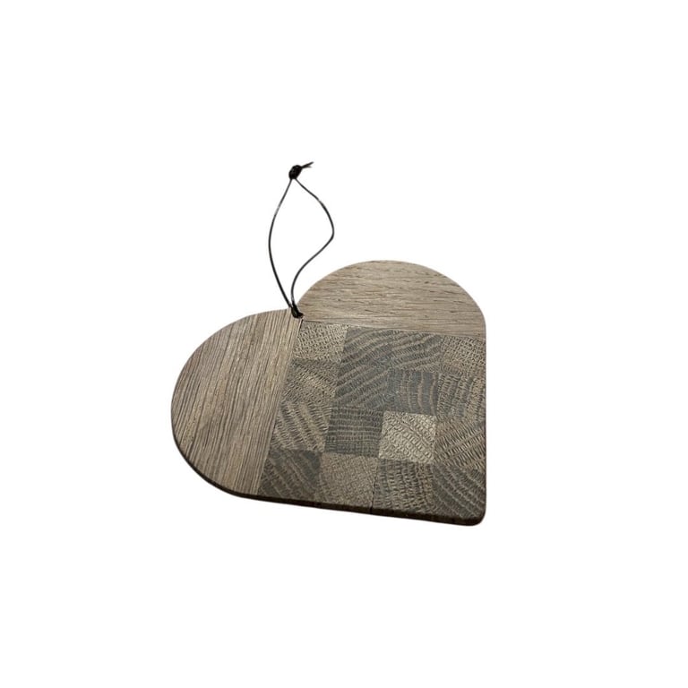 Julehjerte af røget eg m. lædersnor, håndlavet (lille)