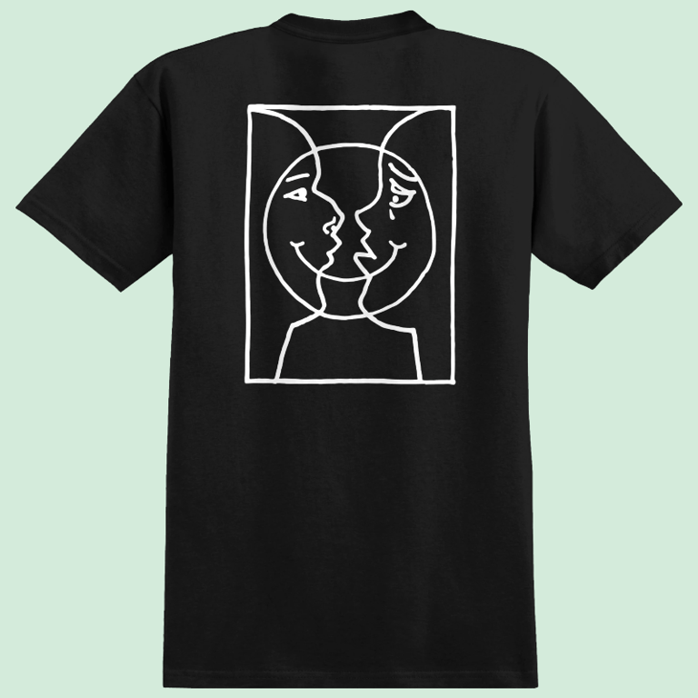 Sort t-shirt med minimalistisk hvid linjetegning af to overlappende ansigter i et rektangel på ryggen.