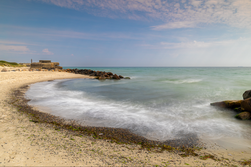 Sønderstrand i Skagen med en bunker i baggrunden en smuk sommerdag