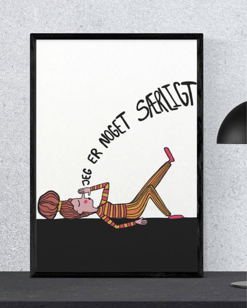 Plakat med tegning af en kvinde iført stribet tøj, der ligger ned med benene oppe, og teksten "JEG ER NOGET SÆRLIGT" skrevet i en bue over hende. (1)
