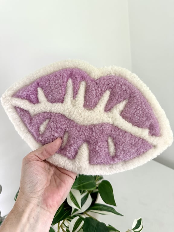 Tuftet læber i lys lilla og hvid som vægophæng – håndlavet i uld 
