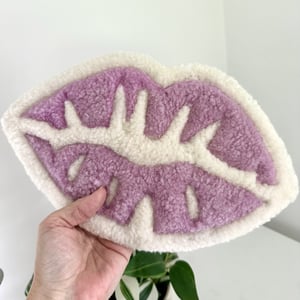 Tuftet læber i lys lilla og hvid som vægophæng – håndlavet i uld  – produktbillede