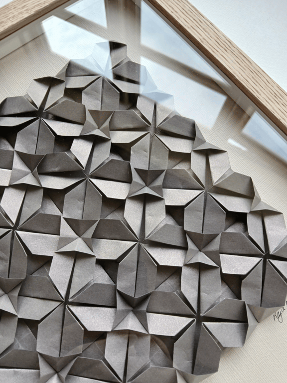 30x30cm foldet papirværk, beigebrun, indrammet billede 3