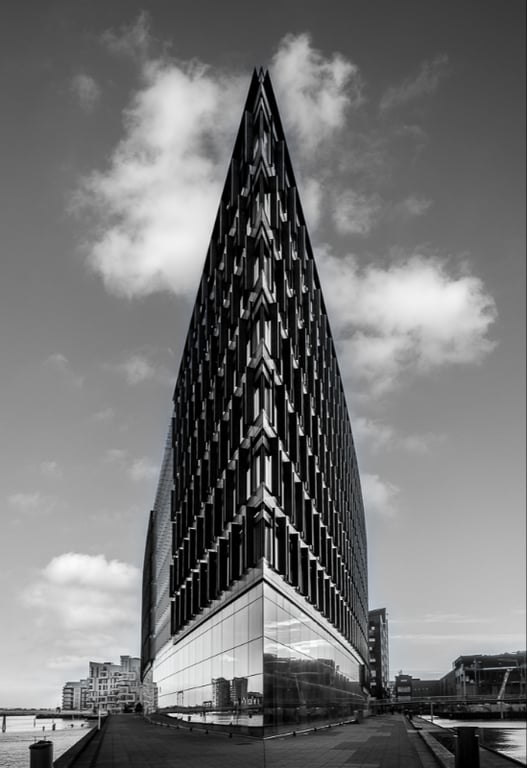 Allers hovedkontor ved Bryggebroen i København i smukke gråtoner. 