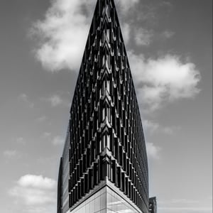 Allers hovedkontor ved Bryggebroen i København i smukke gråtoner.  – produktbillede