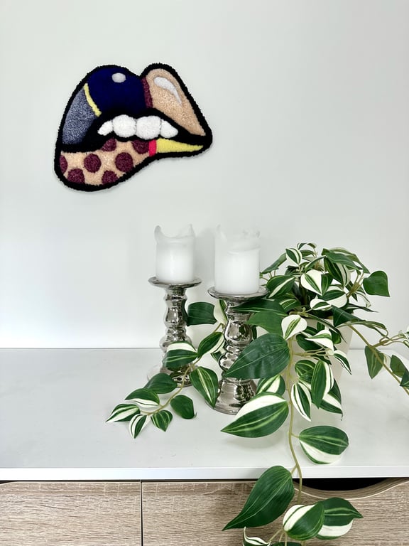 Tuftet læber som vægophæng – håndlavet i 100% akryl billede 2