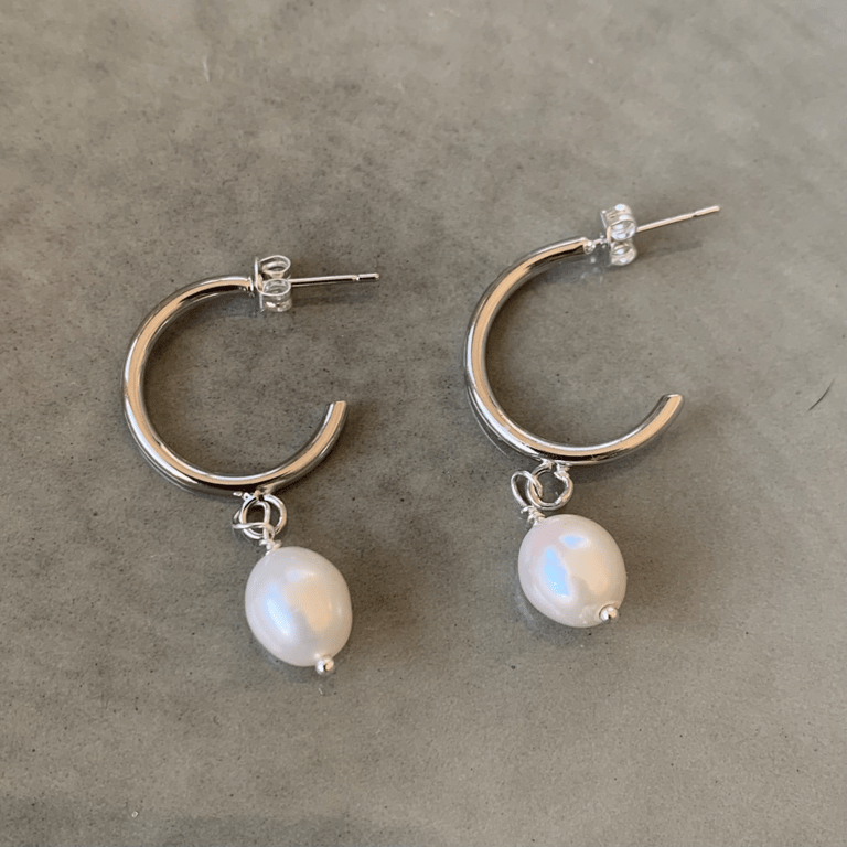 Hvide ferskvandsperle øreringe (medium)