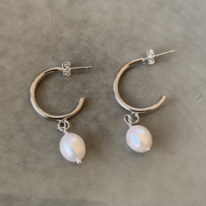 Hvide ferskvandsperle øreringe (medium) – produktbillede