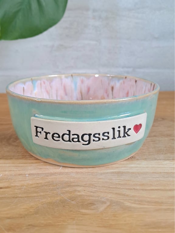 Fredagsslik skålen er 15 cm i diameter og 6 cm høj