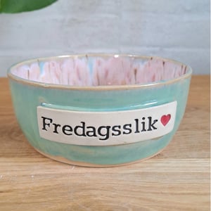 Fredagsslik skålen er 15 cm i diameter og 6 cm høj – produktbillede