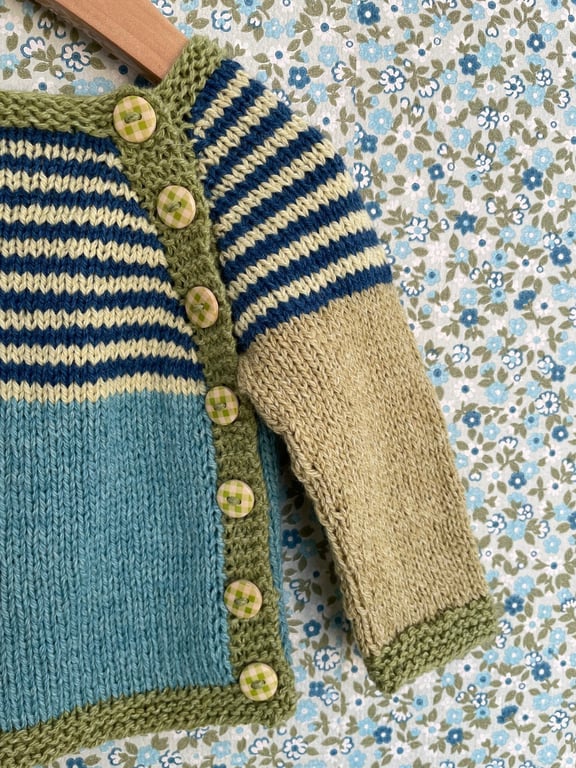 Digital opskrift: Lille Gavstrik - Cardigan med sidelukning (baby)