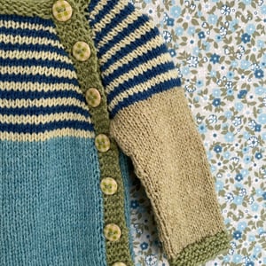 Digital opskrift: Lille Gavstrik - Cardigan med sidelukning (baby) – produktbillede