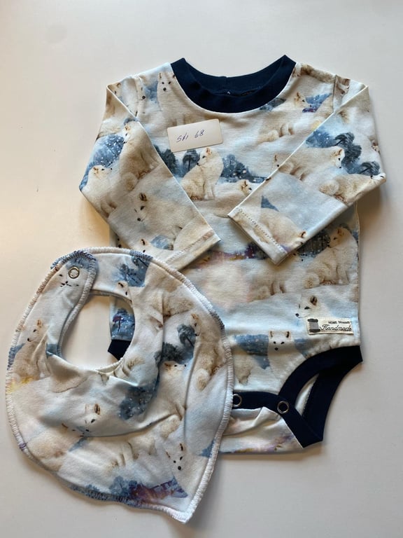 Body med lange ærmer og hagesmæk. Størrelse 68