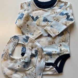 Body med lange ærmer og hagesmæk. Størrelse 68 – produktbillede