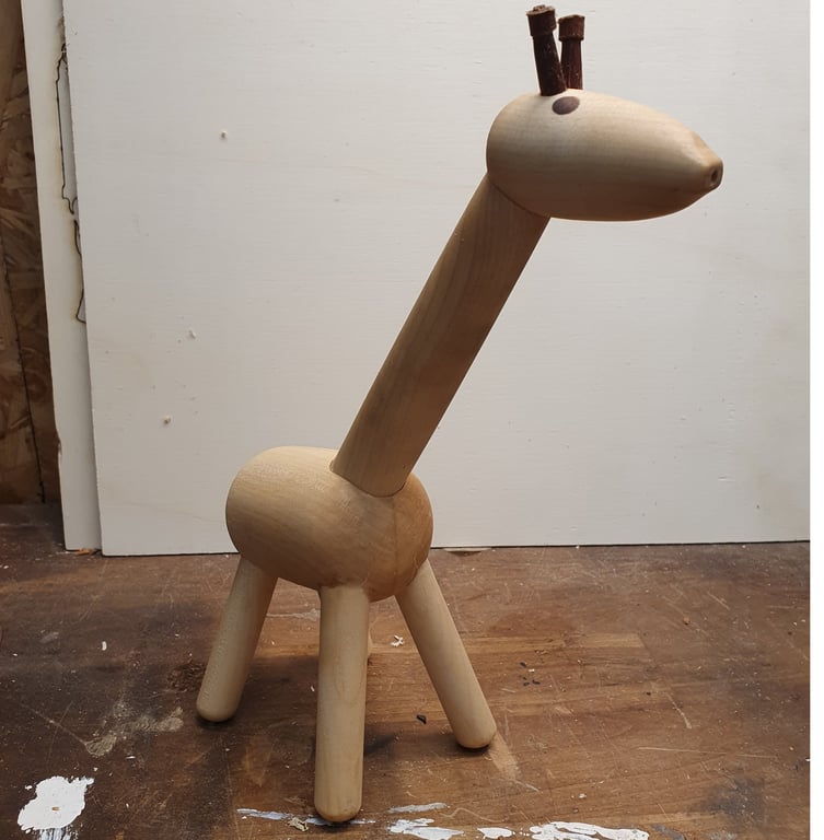 "Kali" Giraf i ahorn 25 cm høj
