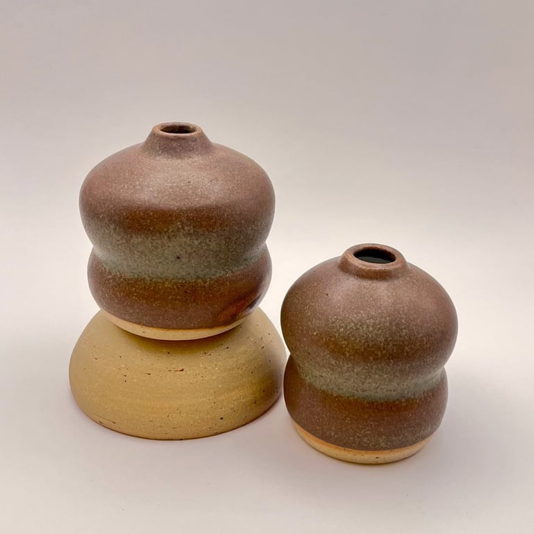 Hånddrejet mini-vase i stentøj  billede 2