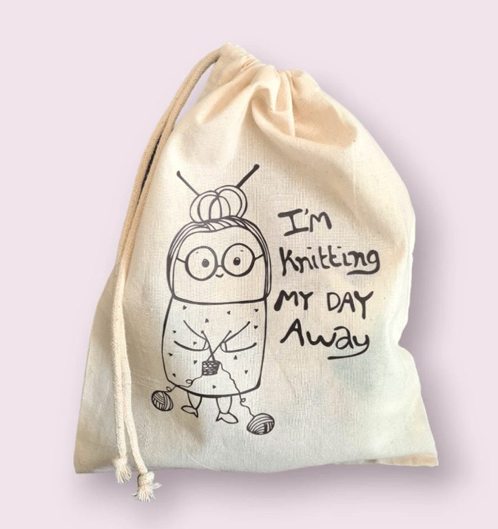 Lille Projektpose: im knitting my day away (2)