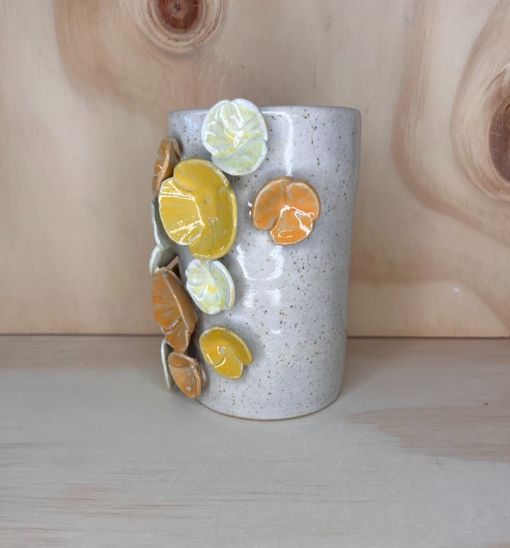 Vase med gule blomster  billede 2