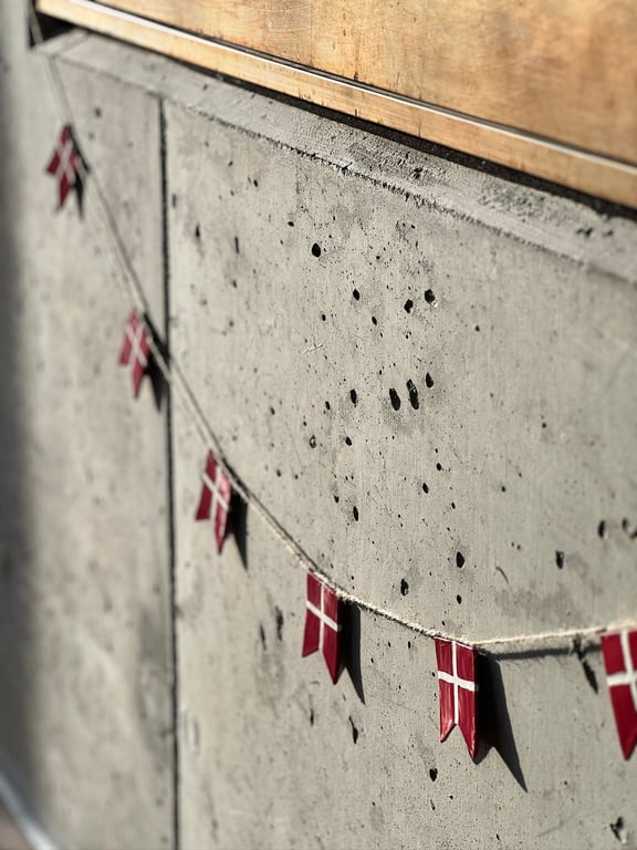 Keramisk flagranke med 7 flag