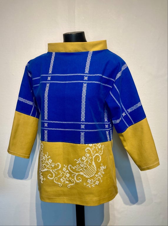 Trine-bluse i blå og karrygul billede 3