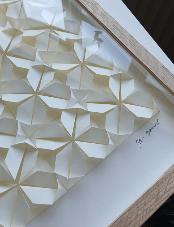 50x70cm, Foldet papirværk. Naturhvid,  massiv egetræsramme billede 2