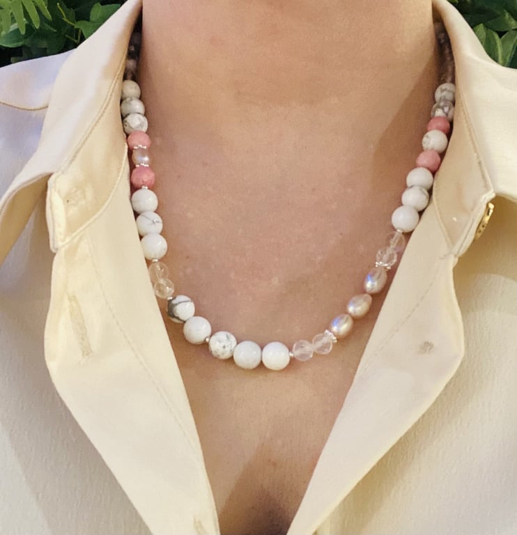 Bjergkrystal og Howlit halskæde