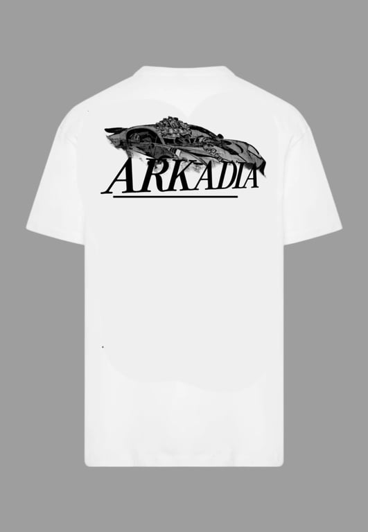 Hvid T-shirt med sort tryk på ryggen af en futuristisk bil og teksten "ARKADIA".