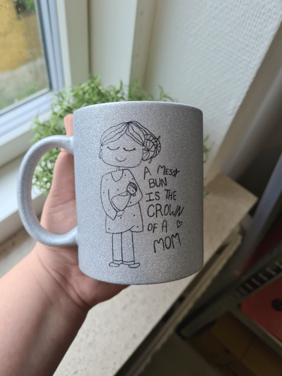 Krus: a messy bun is the crown of a mom Sølv Glimmer billede 3