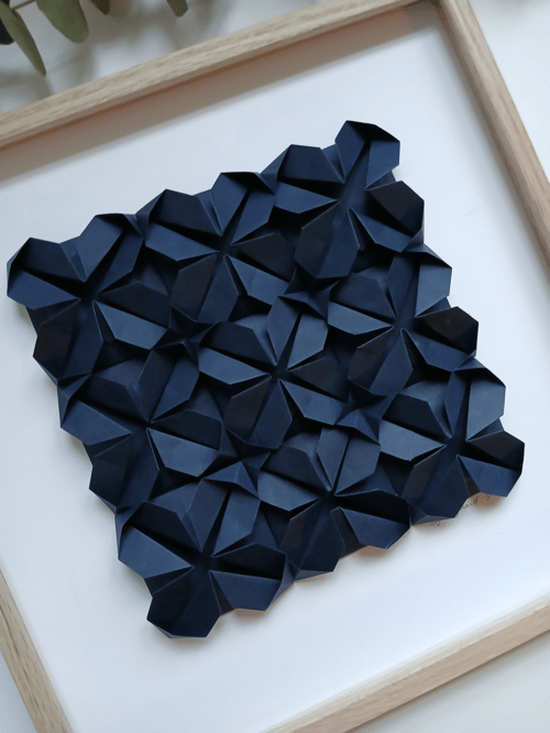 30x30cm foldet papirværk, marineblå, indrammet