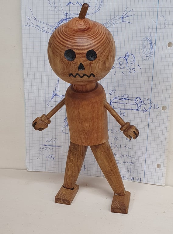 Græskarhoved Jack i genbrugstræ. 25 cm høj. Anderledes bordpynt. billede 2