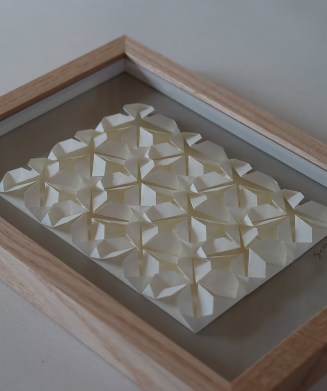 A4 foldet papirværk, beigegrå, naturhvid, indrammet billede 3