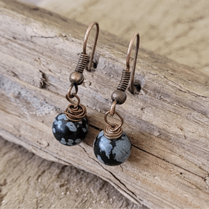 Ørekroge med snowflake perler. – produktbillede