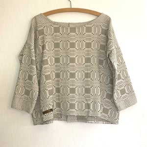 Anna-bluse i sart mønster – produktbillede