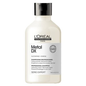 Flaske med L'Oréal Professionnel Metal DX shampoo, hvid med sort låg og tekst på fronten.