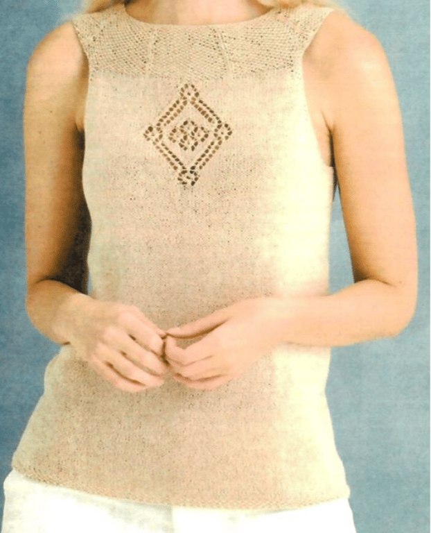 En person iført en beige strikket ærmeløs top med en mønstret diamantformet detalje foran.