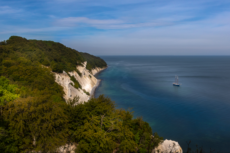 Møns klint en smuk sommerdag har besøg af et sejlskib fra Holland