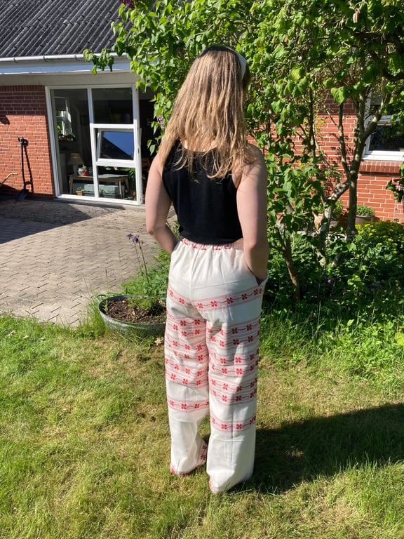 Julie-bukser med røde blomster billede 6
