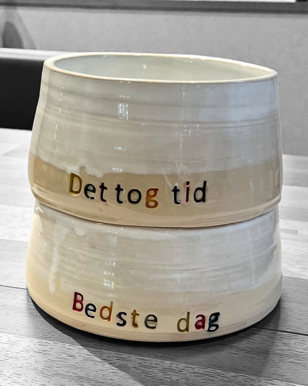 Foderskål med citat – håndlavet stentøj (mellem)