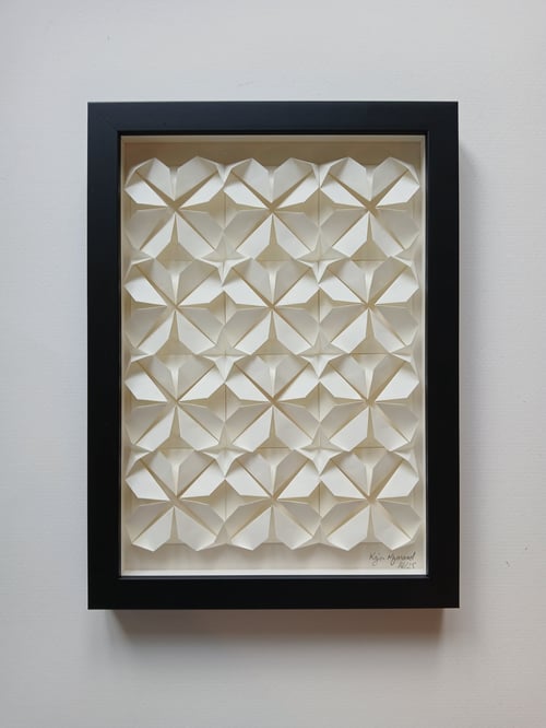 A4 foldet værk, naturhvid. indrammet 