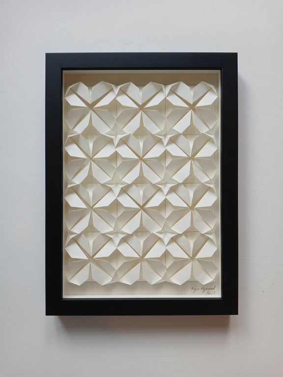 A4 foldet værk, naturhvid. indrammet 