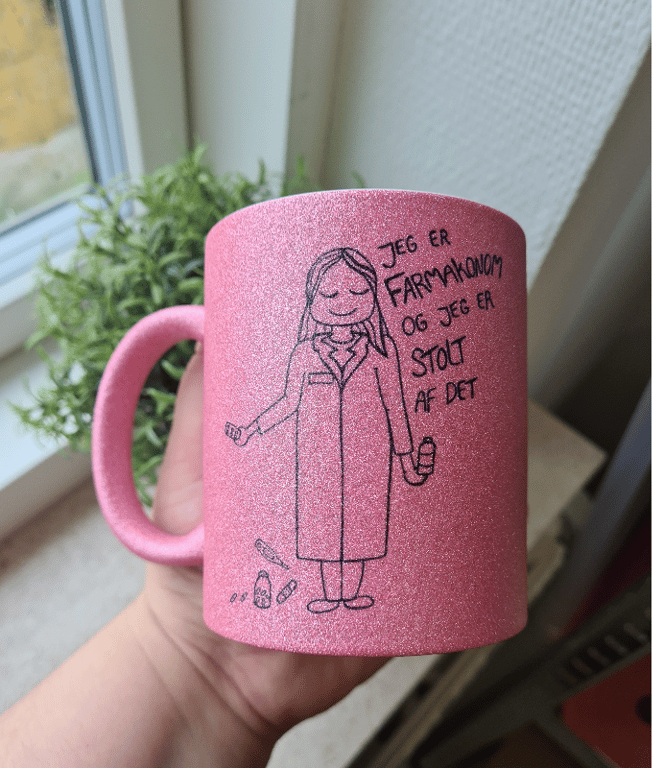 Krus: Jeg er farmakonom og jeg er stolt af det Pink Glimmer